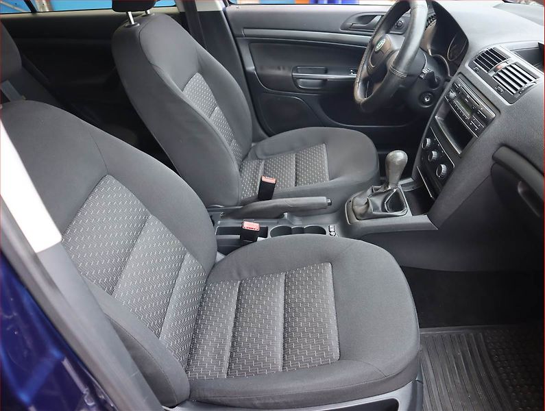 Škoda Octavia (2011) 1.6 TDI, Vyhř. sedaček - fotka 9 z 15