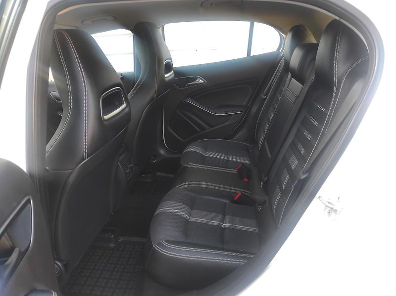 Mercedes-Benz GLA 200d 4MATIC,AT,ČR - fotka 11 z 42