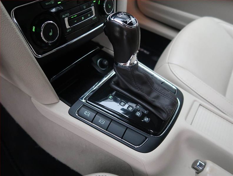 Škoda Superb (2014) Laurin&Klement 3.6 FSI V6 - fotka 13 z 23