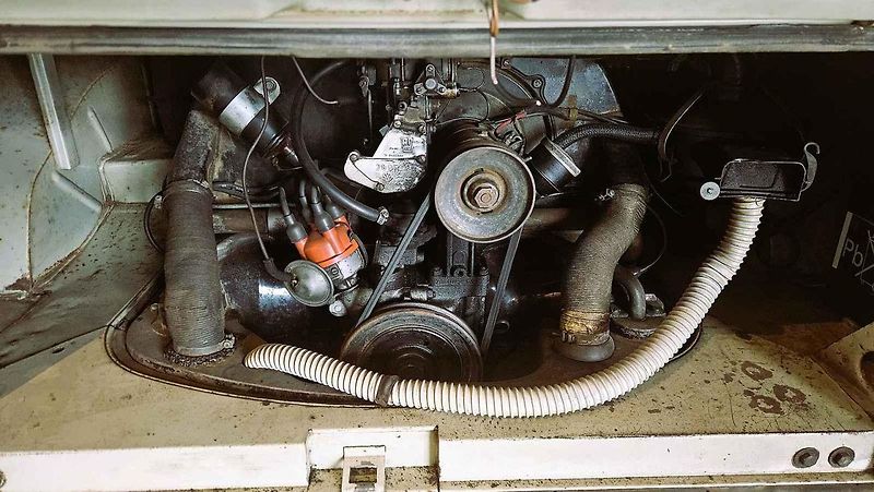 Aleš Fousek (vpravo) z Ústí nad Labem vlastní Volkswagen T1 Bus z roku 1964. Auto, které si oblíbilo hnutí Hippies. Aleš se svým bratrem Michalem (vlevo) současně provozuje autoservis v bývalé provozovně Toyoty v Solvayově ulici.