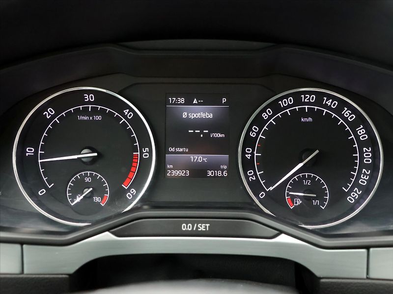 Škoda Superb 1,6 TDI 88kW DSG Aut.klima - fotka 15 z 33