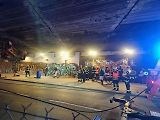 Nehoda ve Vídeňské ulici: pod železničním mostem se zaklínila vrtná souprava převážená na podvalníku.