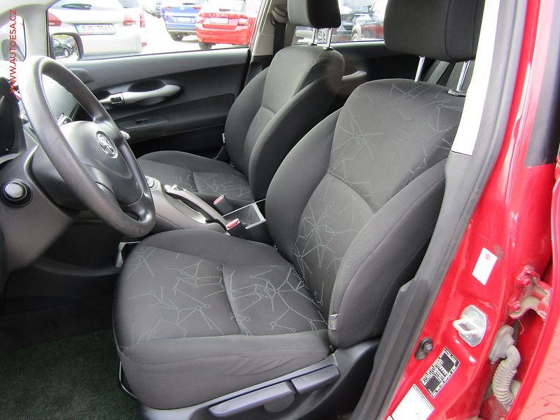 Toyota Auris (2009) 1.3 VVT-i, ČR, AC, STK8/27 - fotka 9 z 14
