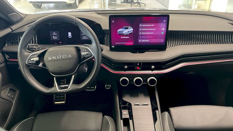 Škoda Superb (2025) kombi Sportline iV 1.5TSI 110k - fotka 5 z 37