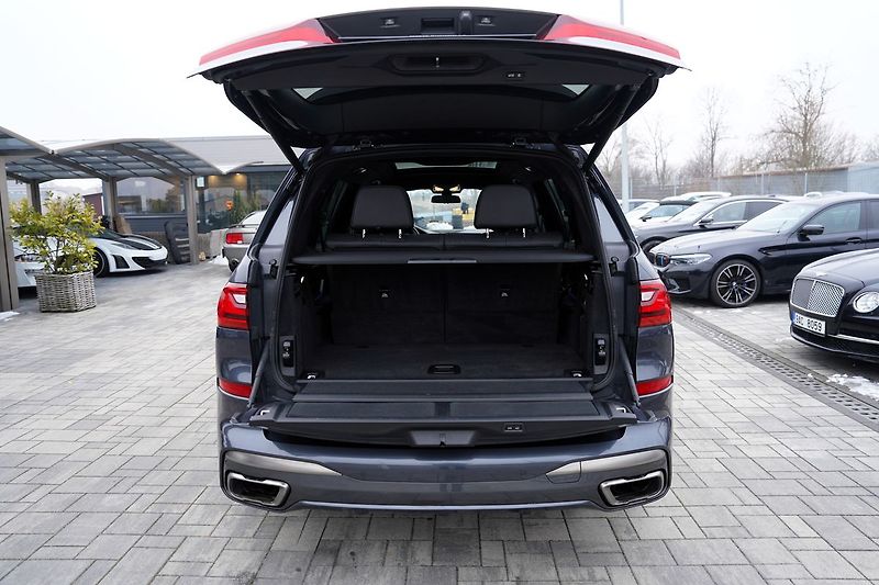 BMW X7 M50i xDrive/AT9/22/ČR/530 PS - fotka 11 z 49