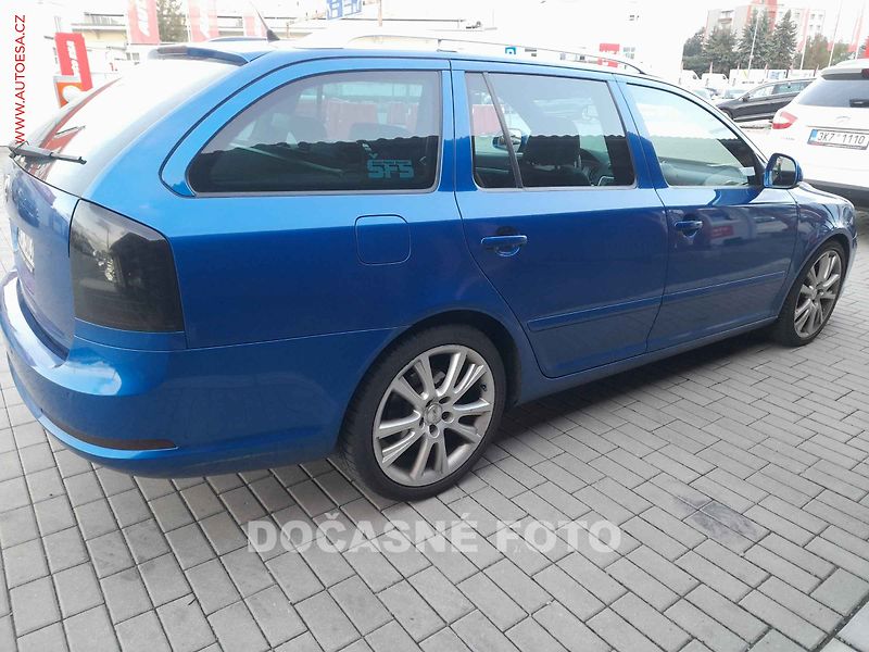 Škoda Octavia (2010) 2.0, AT, xenon, autoAC - fotka 2 z 3
