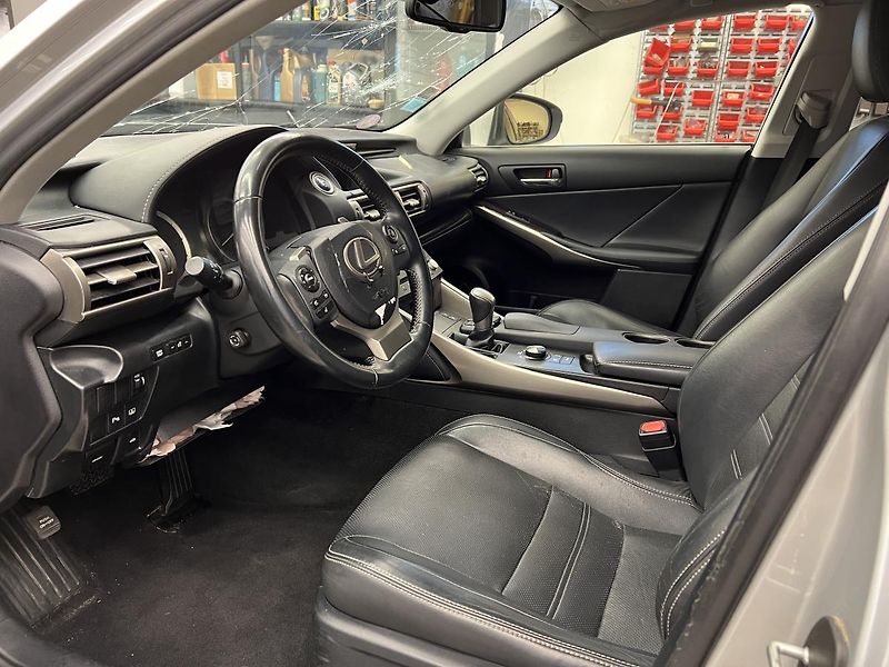 Lexus IS 300h 2.5l 133 kW - fotka 8 z 19