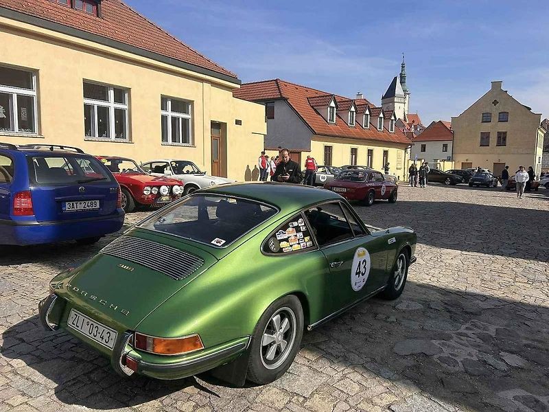 Michal a Jonáš Pavlíčkovi na startu. Rallye Spring Classic startovalo v sobotu 12. dubna dopoledne z jihočeského Tábora. Na trasu 231 kilometrů vyrazilo 100 posádek.