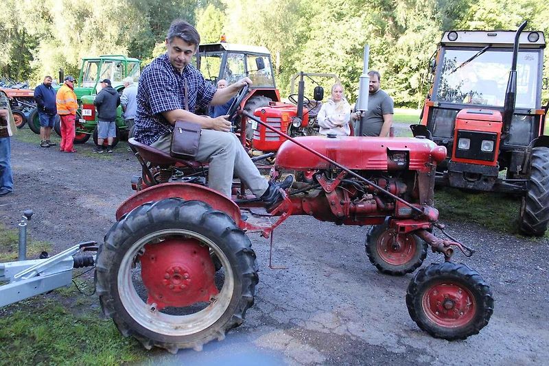 Traktory se poprvé na srazu představily v Budyni nad Ohří. Na snímku je historický asymetrický Farmall. Jeho majitel jej ukázal v plné parádě.
