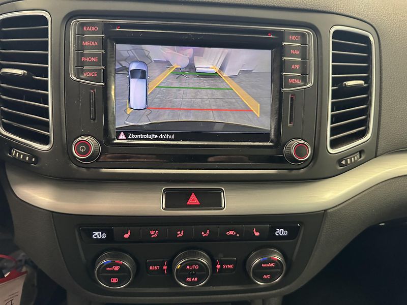 Volkswagen Sharan (2017) 2,0TDi DSG REZERVACE - fotka 22 z 24