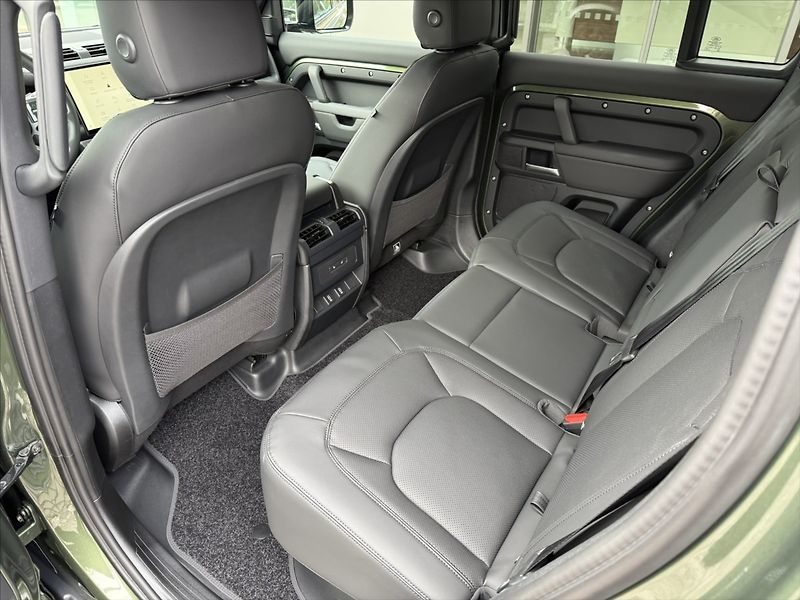 Land Rover Defender (2026) 3,0 110 DYNAMIC SE D250 - fotka 30 z 36
