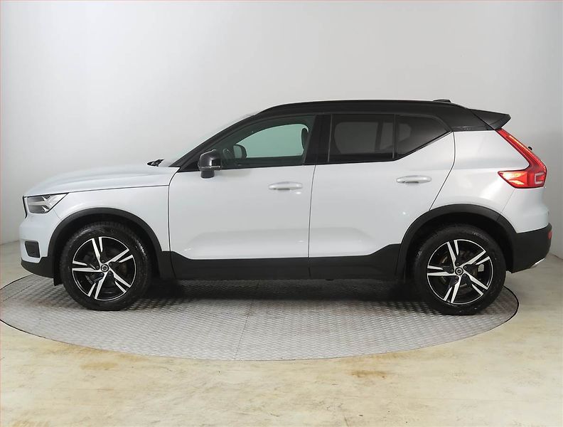 Volvo XC40 (2019) R-Design D4 AWD - fotka 3 z 27