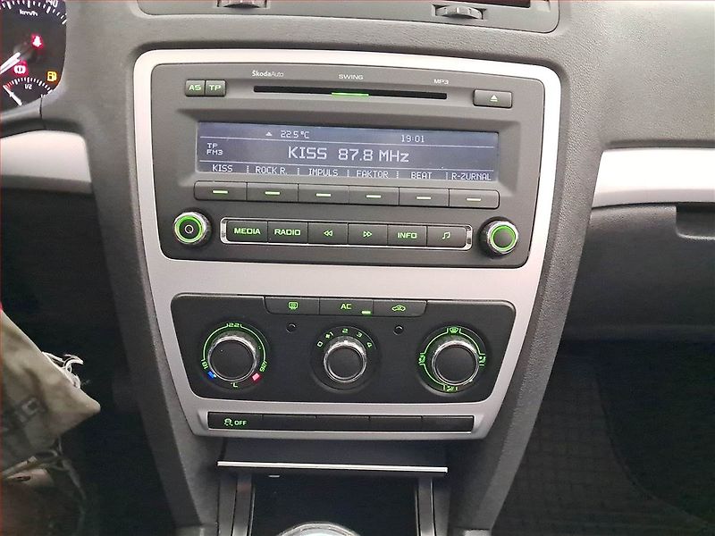 Škoda Octavia (2010) Ambiente 1.6 TDI, Serv.kniha - fotka 12 z 15