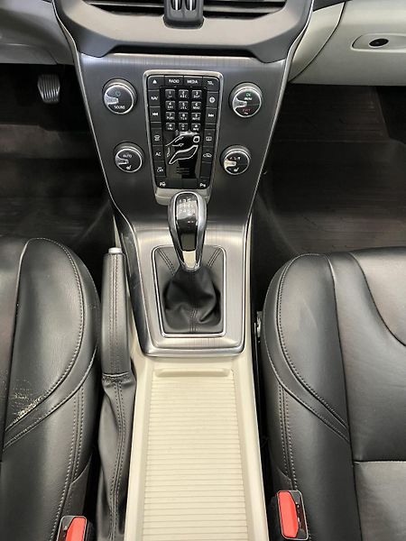Volvo V40 T3 FWD Summum, MT6 - fotka 16 z 42