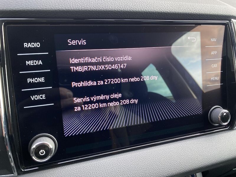 Škoda Karoq 1,5 TSI 110 kW Style - fotka 21 z 28