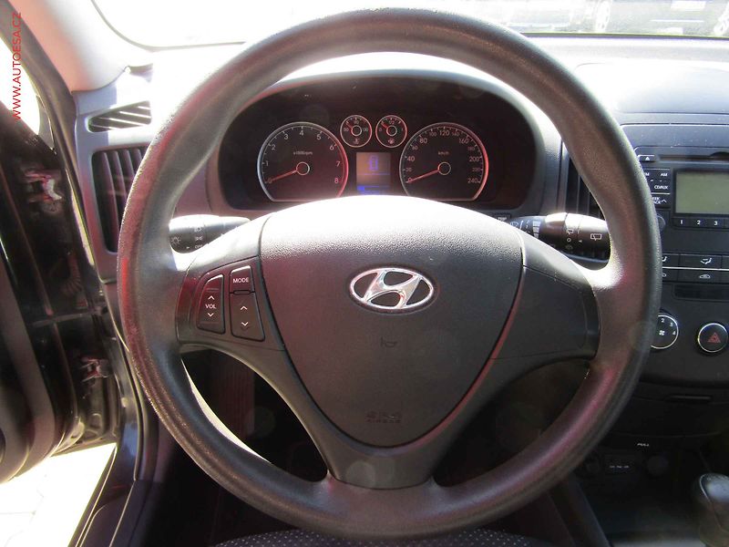 Hyundai i30 (2010) 1.4 i, AC - fotka 14 z 15
