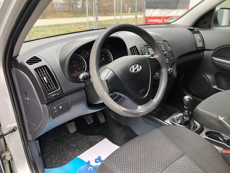 Hyundai i30 (2009) 1.4 16V - fotka 17 z 33