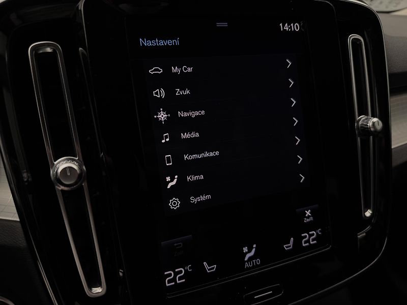 Volvo XC40 B4 MOMENTUM AUT  - fotka 37 z 47