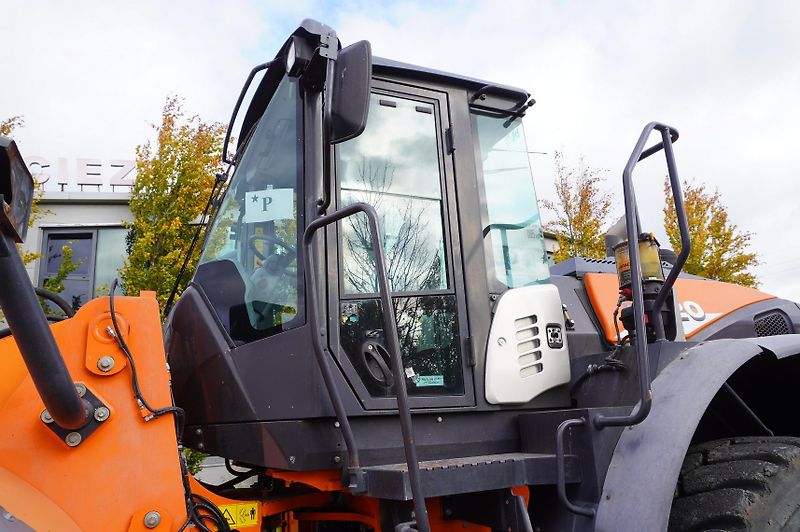 Hitachi (2018) ZW220 articulated loader - fotka 18 z 24
