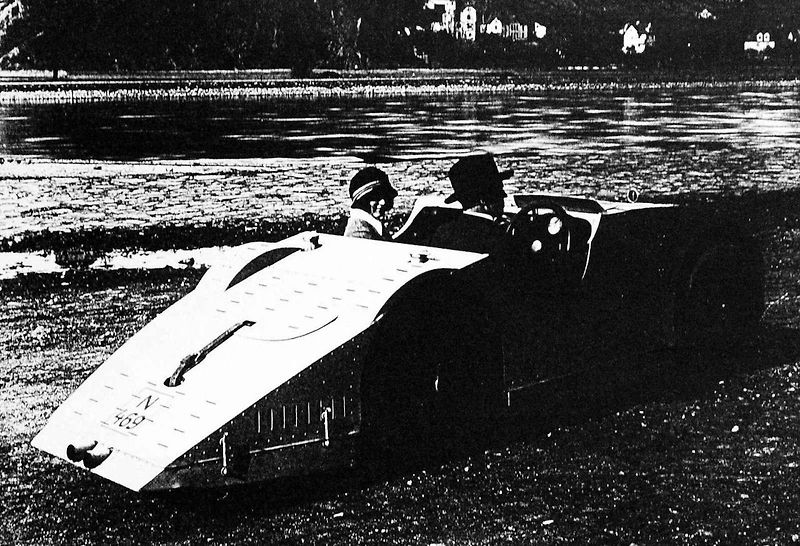 Legendární závodnice Eliška Junková na poštovní známce. Aršík, který vydává Česká pošta, vyjde 26. listopadu.