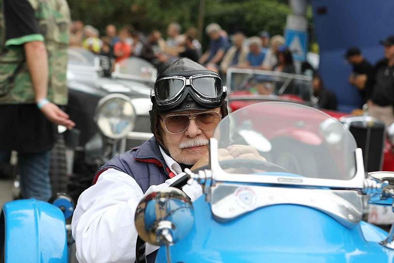 Na akci Jízda do vrchu a výstava historických vozidel se představilo na tři sta automobilů a motocyklů.