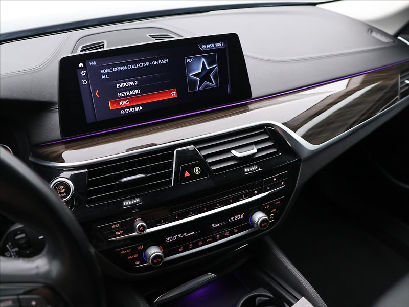 BMW Řada 5 2,0 520d Aut 140kW Luxury Line - fotka 20 z 32