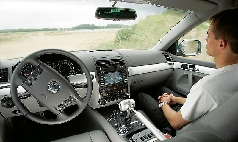 Pohled jak ze sci-fi filmu - auto se projíždí bez řidiče.