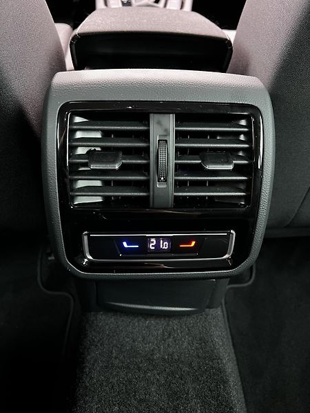 Volkswagen Passat 2.0TDI DSG 110kW Business DPH - fotka 25 z 27