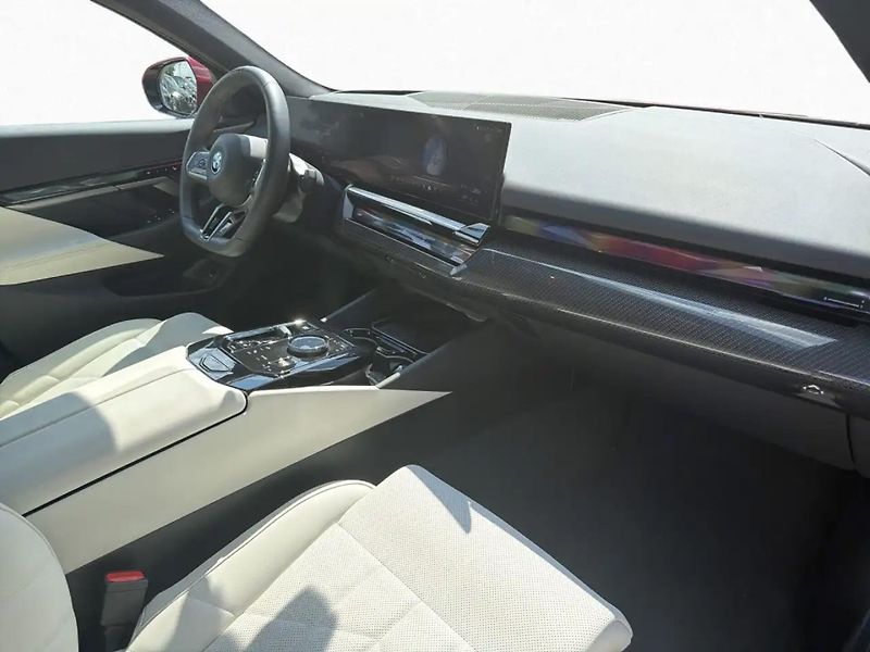 BMW i5 eDrive40 M-Sport B&W Pano 360 - fotka 6 z 7