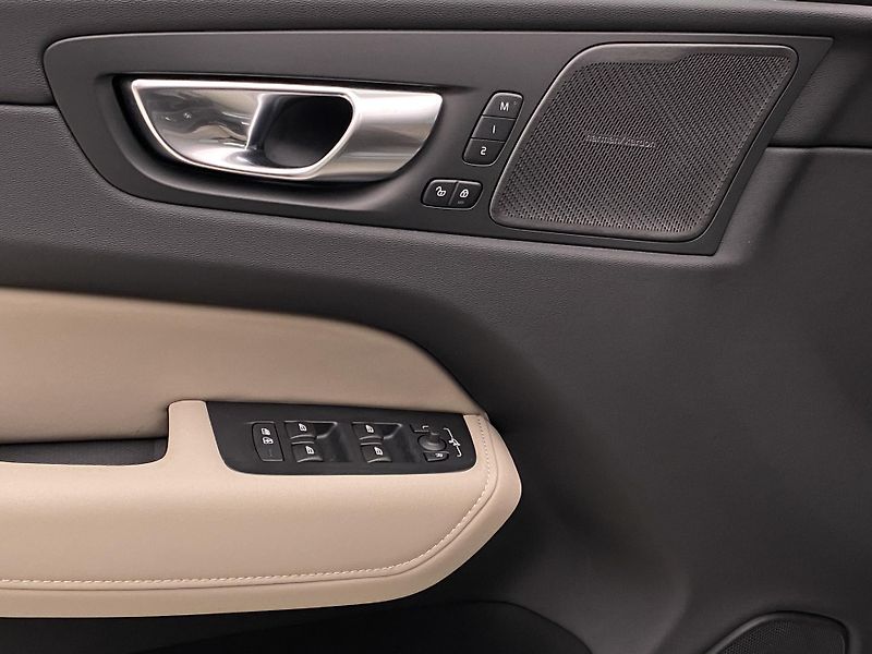 Volvo XC60 T8 AWD RECHARGE PLUS DARK CZ - fotka 30 z 66