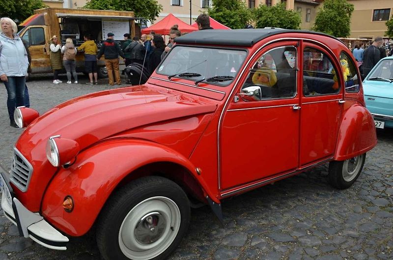 Veteránský závod odstartoval ve Velvarech na náměstí. Cíl byl na náměstí ve Slaném.