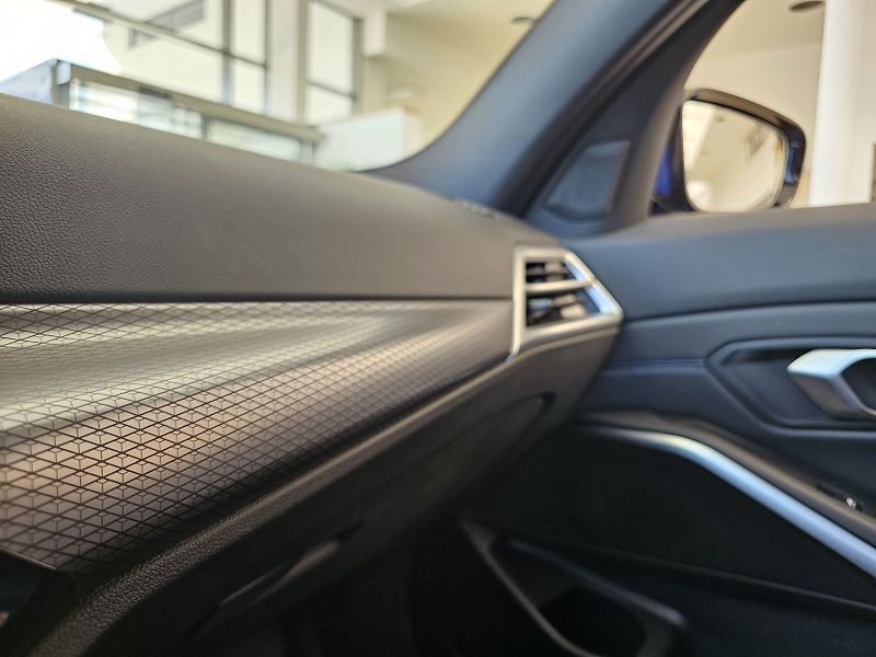 BMW Řada 3 320d xDrive M paket - fotka 34 z 34
