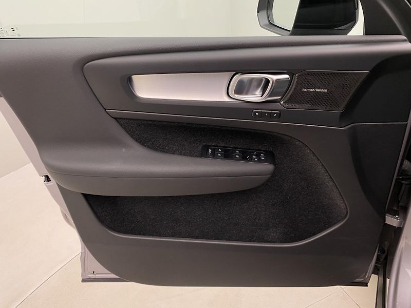 Volvo XC40 B3 AUT DARK PLUS - fotka 7 z 62