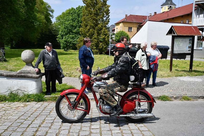 Historická vozidla a motorky projely v sobotu Českým lesem v rámci vyjížďky zvané Po pašeráckých stezkách.