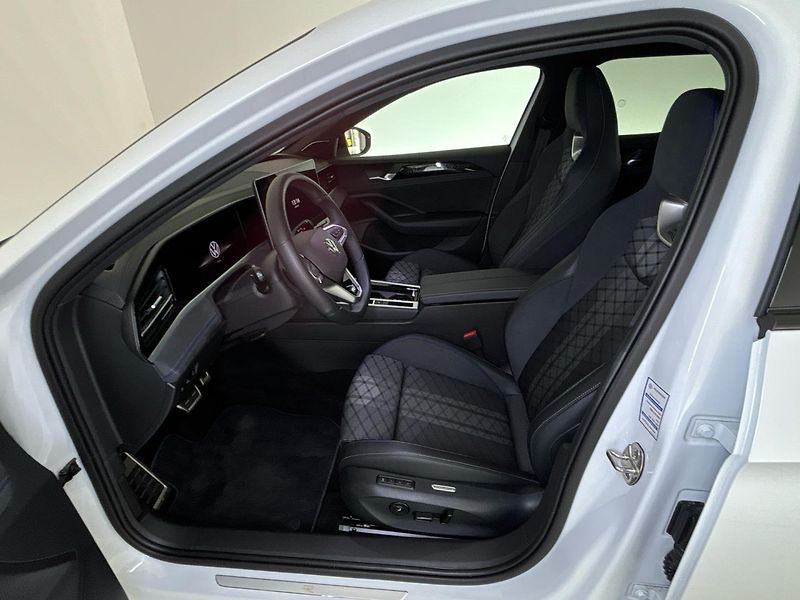Volkswagen Passat R-Line People - fotka 7 z 31