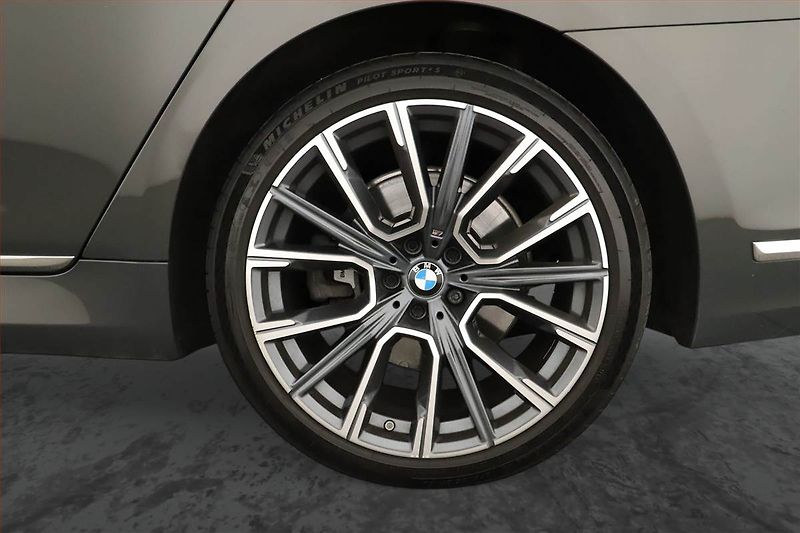 BMW Řada 7 (2019) 745Le - fotka 19 z 19