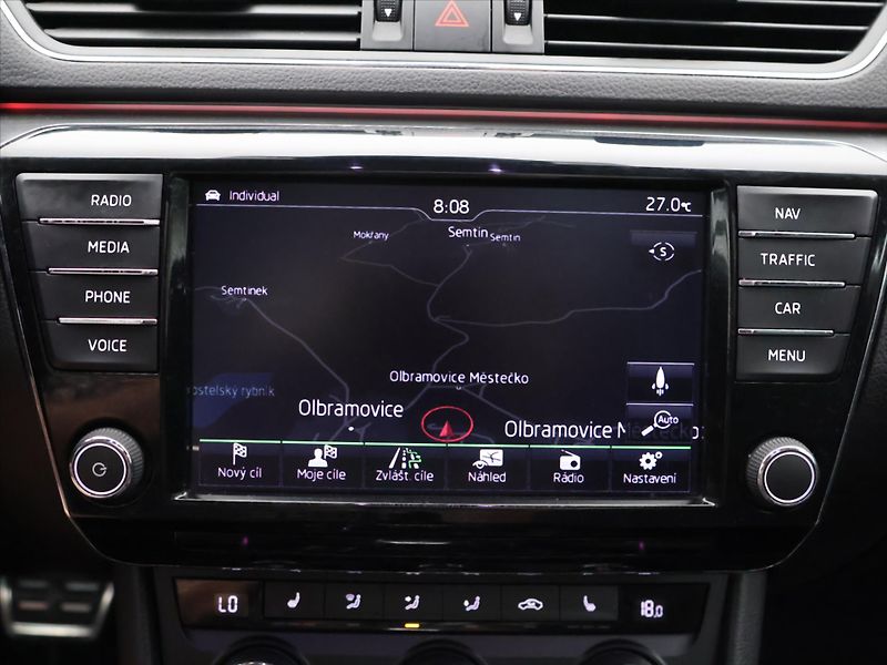 Škoda Superb 2,0 TDI 140kW DSG Sportline - fotka 25 z 37
