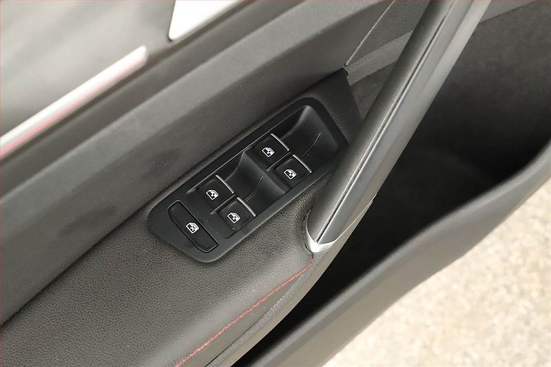 Volkswagen Golf (2019) 2.0 GTI Performance - fotka 14 z 16
