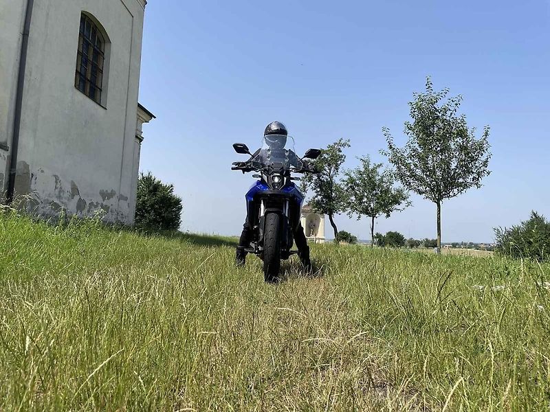 Na V-Strom může bez potíží usednout i jezdec menší postavy.