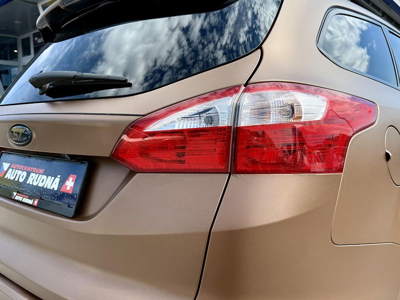 Ford Focus 2,0i 184kW EcoB SCTI ST - fotka 12 z 45