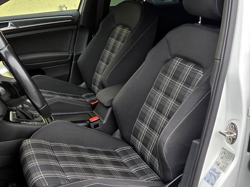 Volkswagen Golf 2,0GTD 135kW DSG, DPH, SERVIS  - fotka 33 z 51