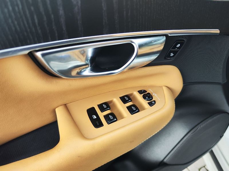 Volvo XC90 B5 2.0/173kW Inscription AT 4x - fotka 41 z 44
