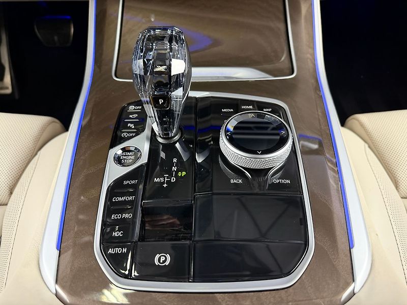 BMW X5 M50i xDrive, LASER, MASÁŽE, HE - fotka 27 z 34