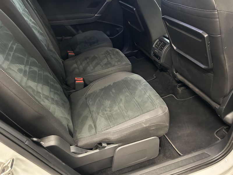 Volkswagen Touran (2023) 2.0TDi Highline LED Kamera TZ - fotka 32 z 35