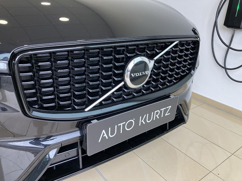 Volvo XC60 B4 FWD Ultimate Dark AT8 - fotka 3 z 44