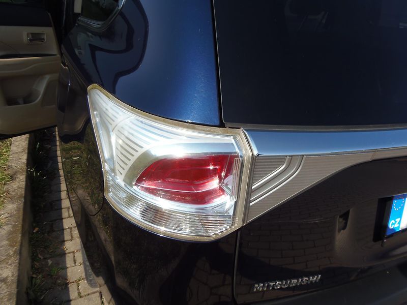 Mitsubishi Outlander (2013) 2.2 Di-D 4x4 AUTOMAT tažné - fotka 19 z 23
