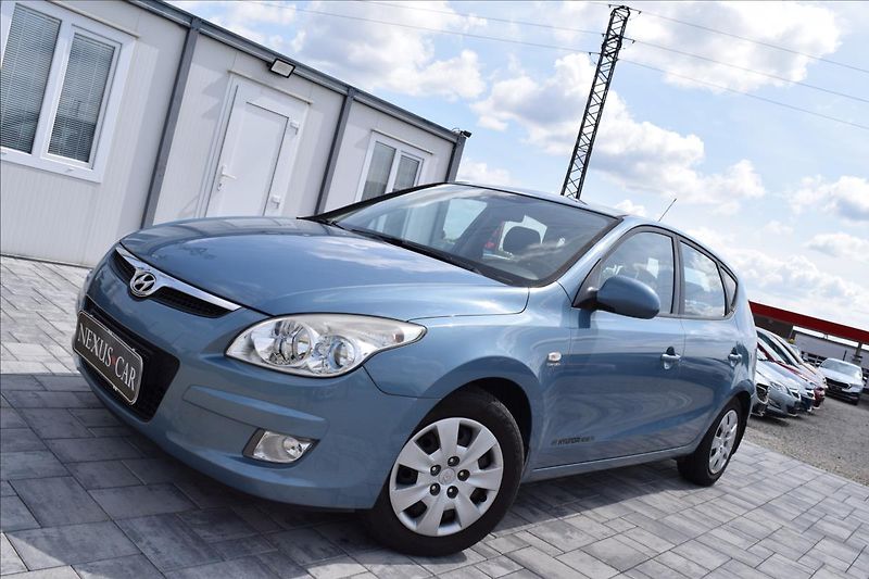 Hyundai i30 1,6 CRDi 66KW COMFORT+ 2XKOLA - fotka 1 z 42