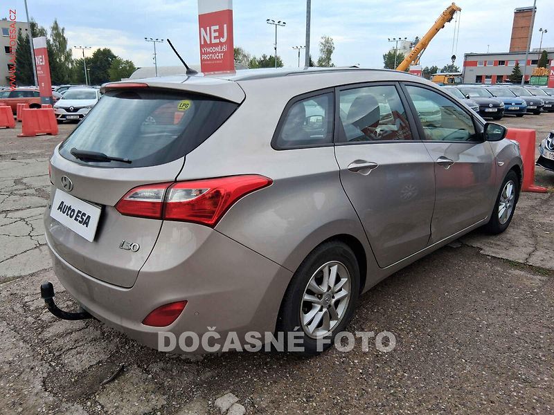 Hyundai i30 (2016) 1.6 GDi, ČR, AC, temp, tažné - fotka 2 z 3