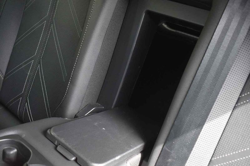Opel Astra je dobře připraven pro dlouhé přesuny i na horších vozovkách.