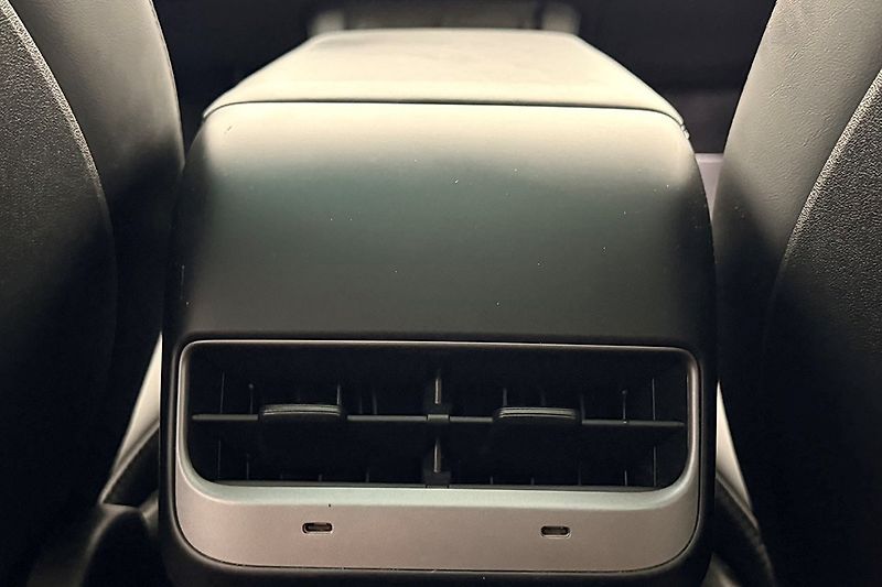 Tesla Model Y Long Range AWD - fotka 15 z 31